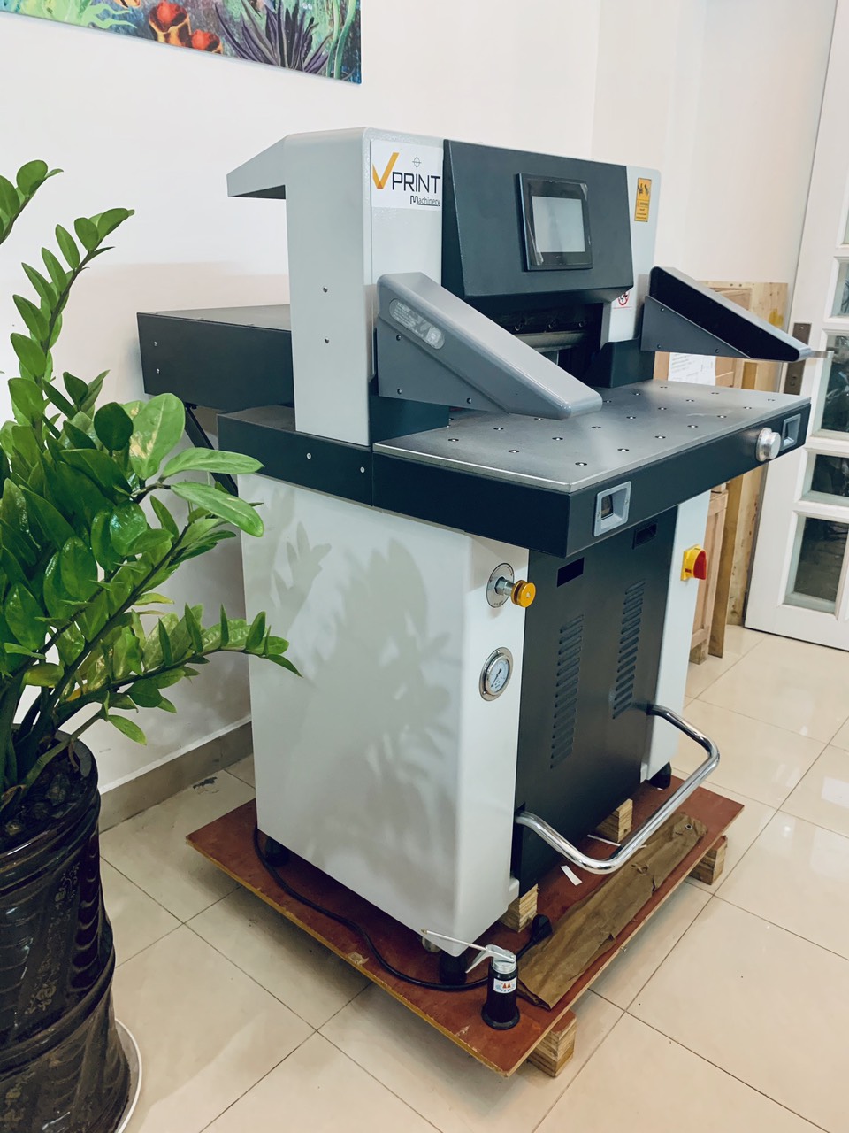 Máy cắt ( xén ) giấy lập trình thủy lực 520/ 670